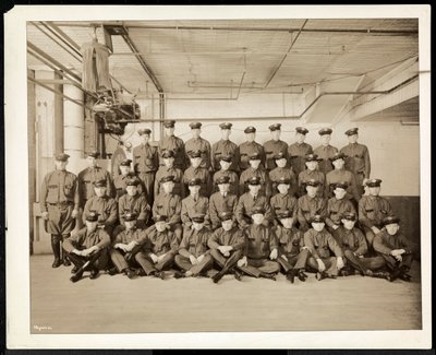 Groepsportret van geüniformeerde chauffeurs en bezorgers voor de Carolyn Laundry op 111 East 128th Street, East Harlem, New York, 1928 door Byron Company